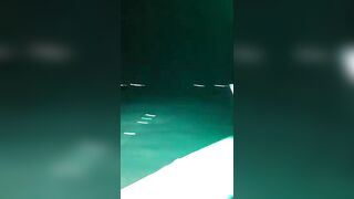 Ночная рыбалка на кальмаров остров Фукуок Вьетнам лодка огни в темноте и крошечные трофеи в ведре