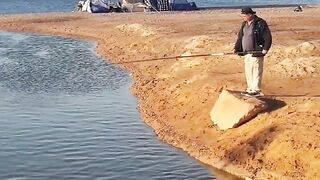 Рыбалка в Эйлате Израиль короткое видео о Красном море и клеве на берегу