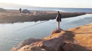 Рыбалка в Эйлате Израиль короткое видео о Красном море и клеве на берегу