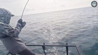 10.2 кг GT против маленькой Shimano Stella C3000 морская рыбалка в Таиланде на ультралайт снасть