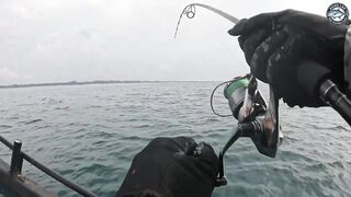 10.2 кг GT против маленькой Shimano Stella C3000 морская рыбалка в Таиланде на ультралайт снасть