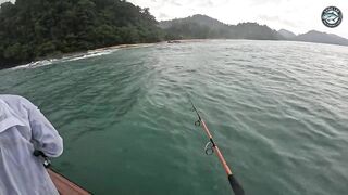 Giant trevally mayhem бесконечные поклевки на джиги и попперы во время морской рыбалки в Таиланде