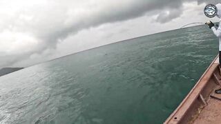 Giant trevally mayhem бесконечные поклевки на джиги и попперы во время морской рыбалки в Таиланде