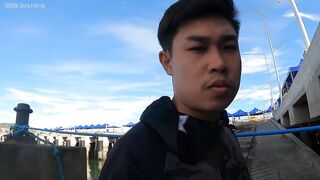 Ночная рыбалка с пирса Hua Hin EP 13 проверяем какие виды рыбы клюют под огнями в гавани