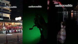 Ночная ловля кальмаров с моста Hua Hin огни над водой и мерцающие тени под лодками