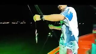 Ночная охота на кальмара в Hua Hin лодка тайского капітана и огни над морем вместо фонарных столбов