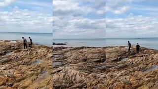 Прогулка по пляжу Nang Thong темный песок Khao Lak Phang Nga красивое море и отдых