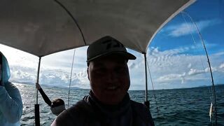 Каранкс на 24 г стик морская рыбалка на Пхукете и сашими своими руками прямо в лодке