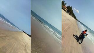 24 января 2022 Mui Ne Vietnam утренний пляж рыбацкие лодки и спокойная волна Южно Китайского моря