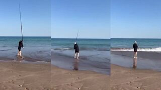 Осваиваю новый стиль заброса чтобы идти на морскую рыбалку и ловить рыбу с берега у моря