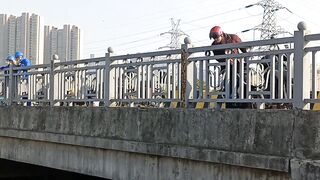 Самое популярное место для рыбалки в районе Yangpu Shanghai каждый день тут толпа с удочками