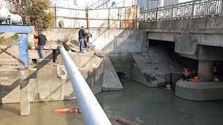 Самое популярное место для рыбалки в районе Yangpu Shanghai каждый день тут толпа с удочками