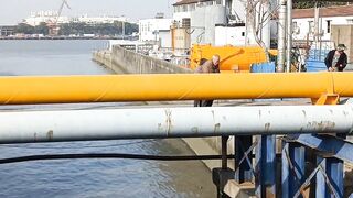 Самое популярное место для рыбалки в районе Yangpu Shanghai каждый день тут толпа с удочками