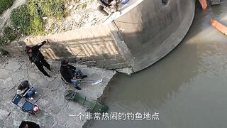 Самое популярное место для рыбалки в районе Yangpu Shanghai каждый день тут толпа с удочками