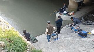Самое популярное место для рыбалки в районе Yangpu Shanghai каждый день тут толпа с удочками