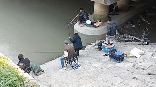 Самое популярное место для рыбалки в районе Yangpu Shanghai каждый день тут толпа с удочками