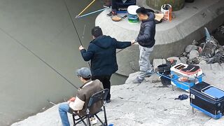 Самое популярное место для рыбалки в районе Yangpu Shanghai каждый день тут толпа с удочками