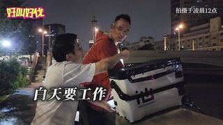 Ночью в центре Шанхая люди рыбачат на набережной чем они живут и зачем им эта городская рыбалка