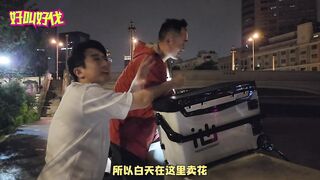 Ночью в центре Шанхая люди рыбачат на набережной чем они живут и зачем им эта городская рыбалка