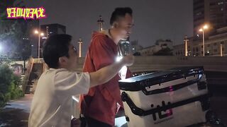 Ночью в центре Шанхая люди рыбачат на набережной чем они живут и зачем им эта городская рыбалка