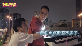 Ночью в центре Шанхая люди рыбачат на набережной чем они живут и зачем им эта городская рыбалка