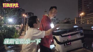 Ночью в центре Шанхая люди рыбачат на набережной чем они живут и зачем им эта городская рыбалка