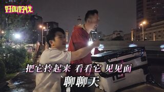 Ночью в центре Шанхая люди рыбачат на набережной чем они живут и зачем им эта городская рыбалка