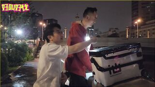 Ночью в центре Шанхая люди рыбачат на набережной чем они живут и зачем им эта городская рыбалка