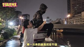 Ночью в центре Шанхая люди рыбачат на набережной чем они живут и зачем им эта городская рыбалка