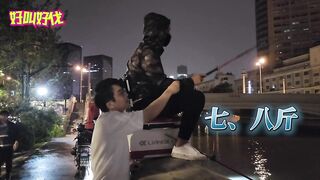 Ночью в центре Шанхая люди рыбачат на набережной чем они живут и зачем им эта городская рыбалка