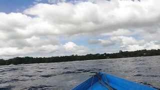 Филиппины большие волны человек за бортом повседневная жизнь у моря и риски океана