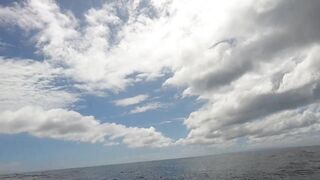 Филиппины большие волны человек за бортом повседневная жизнь у моря и риски океана