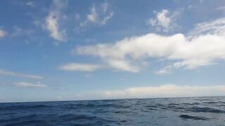 Филиппины большие волны человек за бортом повседневная жизнь у моря и риски океана