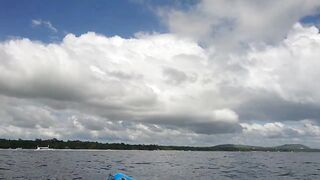 Филиппины большие волны человек за бортом повседневная жизнь у моря и риски океана