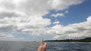 Филиппины большие волны человек за бортом повседневная жизнь у моря и риски океана