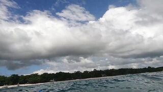 Филиппины большие волны человек за бортом повседневная жизнь у моря и риски океана