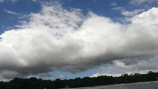 Филиппины большие волны человек за бортом повседневная жизнь у моря и риски океана