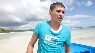 Филиппины большие волны человек за бортом повседневная жизнь у моря и риски океана