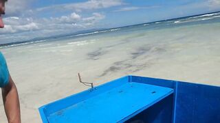 Филиппины большие волны человек за бортом повседневная жизнь у моря и риски океана