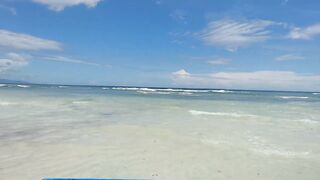 Филиппины большие волны человек за бортом повседневная жизнь у моря и риски океана