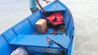 Филиппины большие волны человек за бортом повседневная жизнь у моря и риски океана