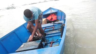 Филиппины большие волны человек за бортом повседневная жизнь у моря и риски океана