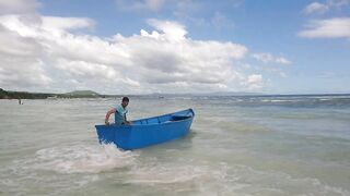 Филиппины большие волны человек за бортом повседневная жизнь у моря и риски океана
