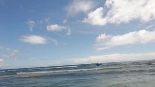 Филиппины большие волны человек за бортом повседневная жизнь у моря и риски океана