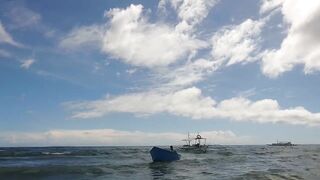 Филиппины большие волны человек за бортом повседневная жизнь у моря и риски океана