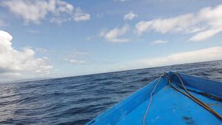 Филиппины большие волны человек за бортом повседневная жизнь у моря и риски океана