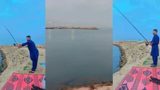 Fishing at Raysut Beach Salalah спокойная береговая рыбалка на фоне портовых кранов и кораблей