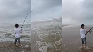 Fishing in Salalah Oman рыбалка у скал и песчаных пляжей когда волна меняет рельеф дна