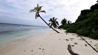 Морская рыбалка на Мальдивах в водах полных grouper тропический остров и тёплое синее море