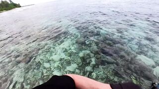 Морская рыбалка на Мальдивах в водах полных grouper тропический остров и тёплое синее море